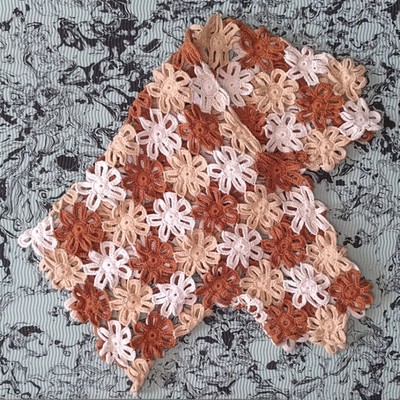 🏵️70s Style Crochet Flower Top🏵️ - Picture 4 of 4